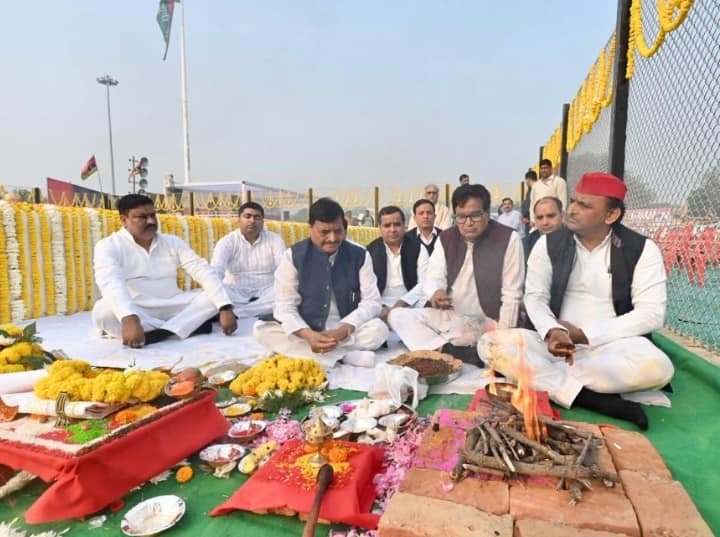 अखिलेश यादव ने सैफई में किया मुलायम सिंह के स्मारक का भूमि पूजन, परिवार के सदस्य रहे मौजूद