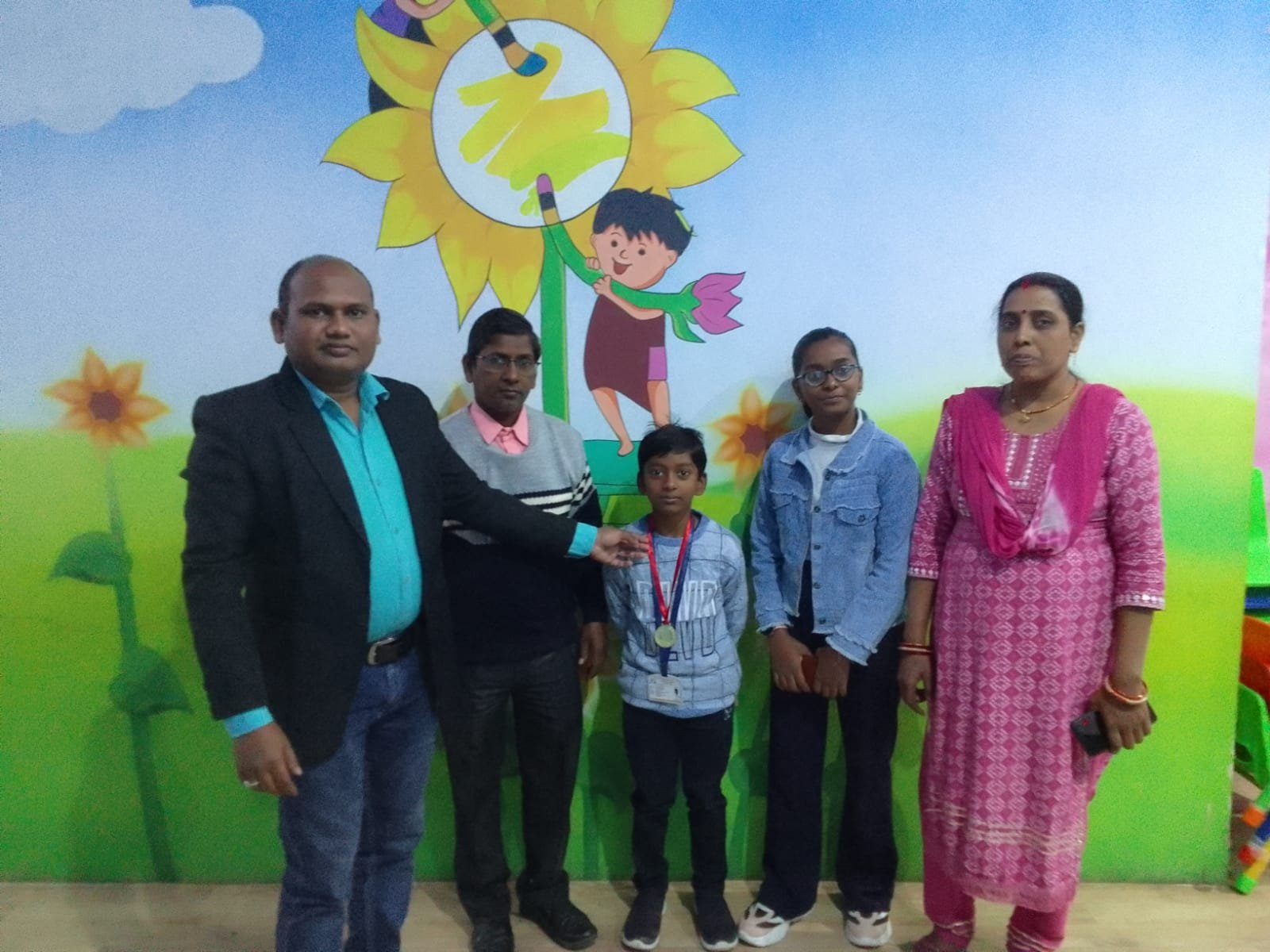 क्लास द्वितीय – ए का छात्र बीस मीटर बाधा दौड़ में दुसरा स्थान पाने पर स्कूल द्वारा गोल्ड मेडल देकर प्रोत्साहित किया गया