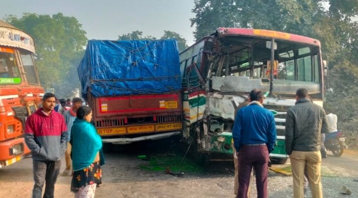 रोडवेज बस व ट्रक में हुई जोरदार टक्कर यात्री बाल बाल बचे