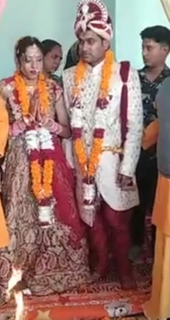 लड़का व लड़की ने रचा लिया प्रेम विवाह, बना चर्चा का विषय
