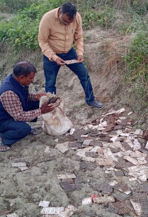 नहर मे कई बोरे पड़ी मिली सरकारी दवा सीएमओ ने दिया जांच का आदेश