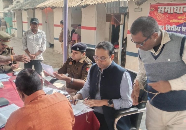 थाना मेजा समाधान दिवस में सहायक पुलिस आयुक्त ने सुनी समस्याएं