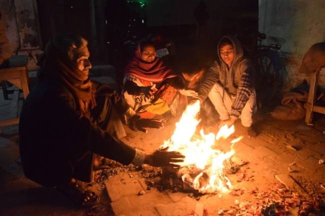 शीतलहर ठंड कोहरे के बाद भी अलाव मेजा क्षेत्र में नहीं जलाए गए अलाव