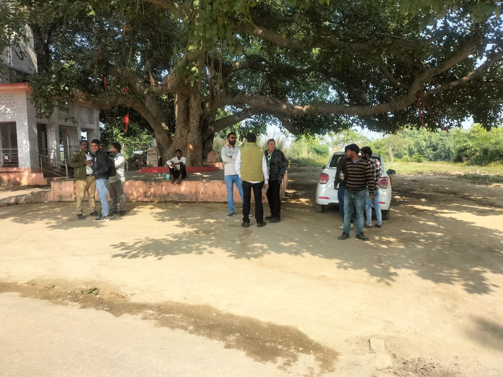 आर ओ प्लांट के लिए भूमि पूजन करने गए ठेकेदार को प्रधान प्रतिनिधि व ग्रामीणों ने रोका