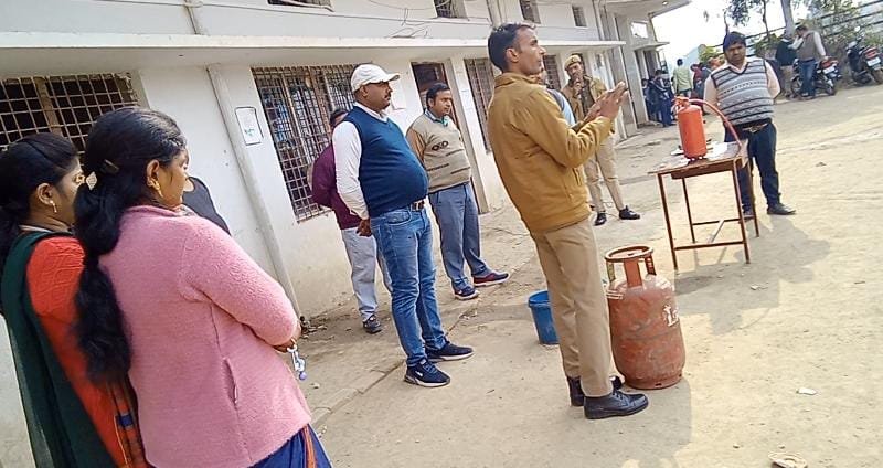गीता ज्ञान एकेडमी में अग्निशमन विभाग के द्वारा आग से बचाव के बारे में दी गई जानकारी
