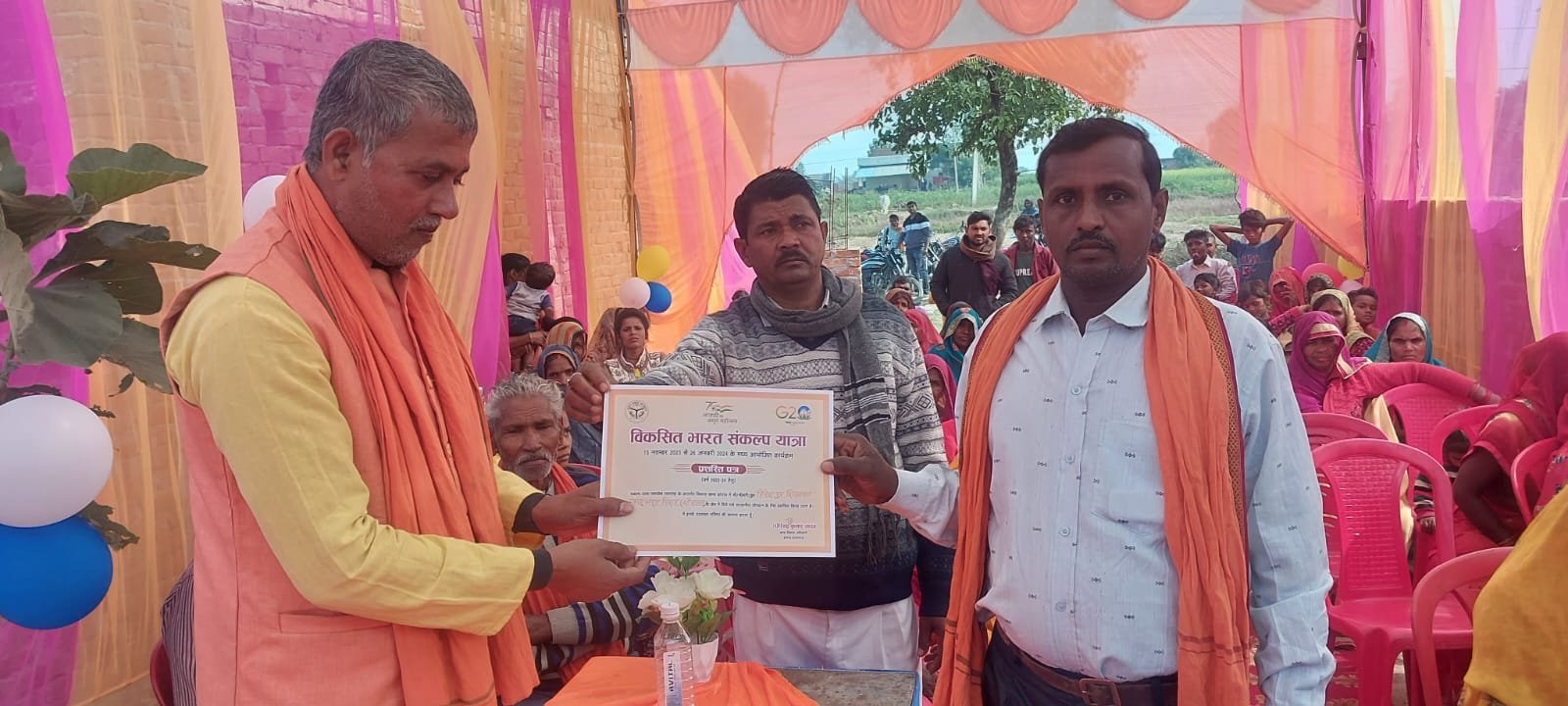 घूघा व मड़फा में विकसित भारत संकल्प यात्रा के द्वारा ग्रामीणों को दी गई जानकारी