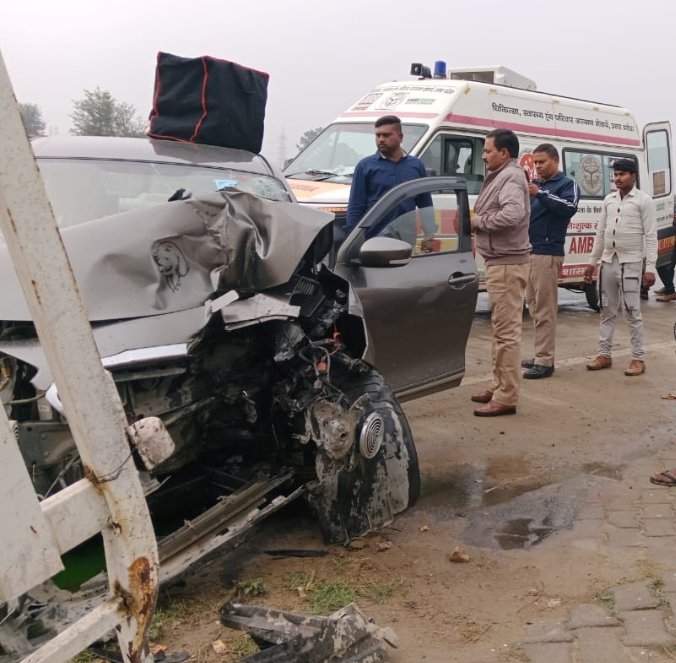 शादी समारोह से वापस जा रहे गेट से टकराई कार बुजुर्ग की मौत दो गंभीर