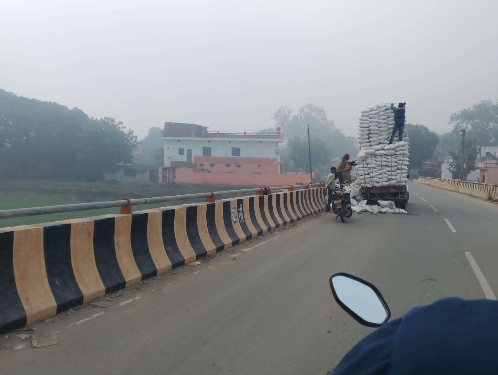 लाई की बोरी से ओवरलोड बोलरो पिकअप हादसे का शिकार हुआ, कोई हताहत नहीं
