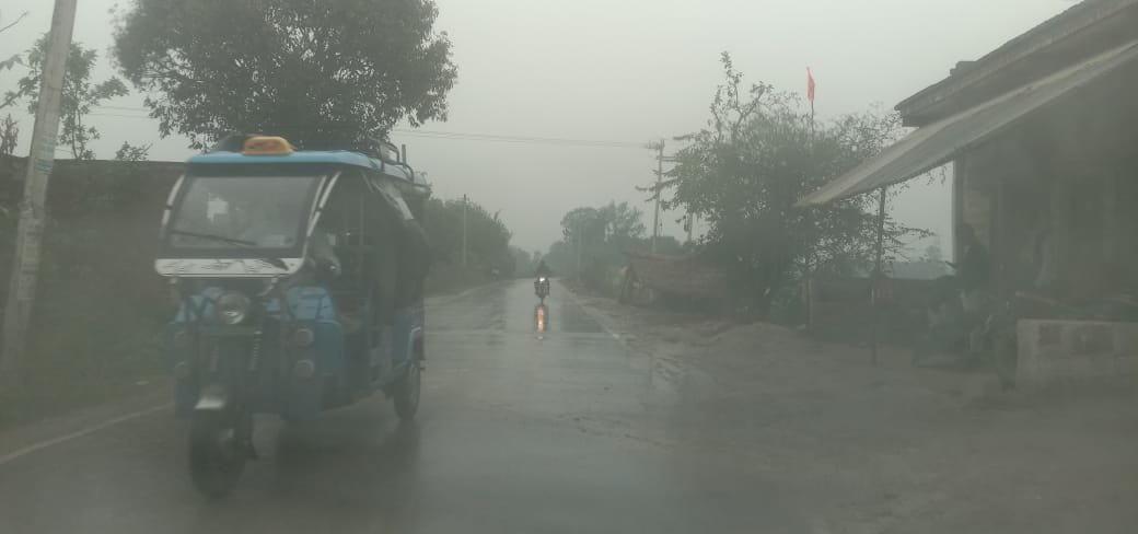 बेमौसम हुई बारिश के साथ आसमान से गिरे ओले
