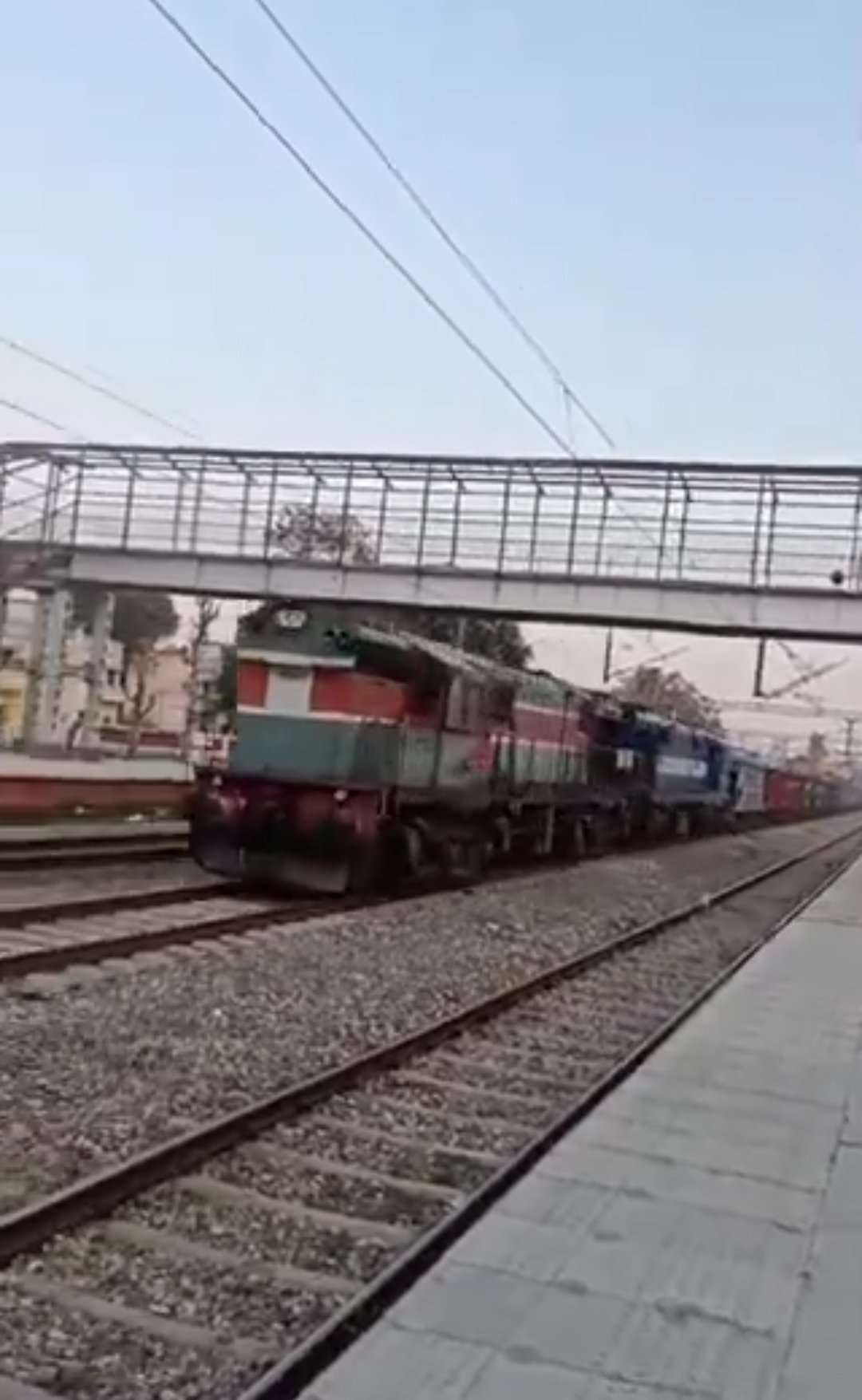  बिना ड्राइवर के एकाएक ट्रेन चल पड़ी, मचा हड़कंप