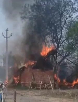 हाईटेंशन लाइन से लगी भीषण आग, 2 ट्रैक्टर, कई मवेशी,3 झोपड़ी जलकर खाक, मचा हड़कंप