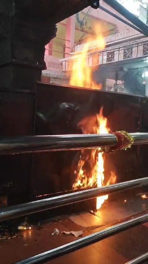 मां विंध्यवासिनी मंदिर में कपूर जलाने से लगी आग श्रद्धालुओं में मची अफरातफरी