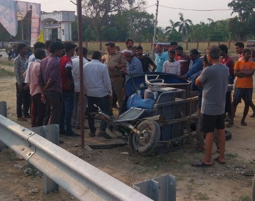  कंटेनर ने पीछे से ई रिक्शा में मारी टक्कर चालक गंभीर,मचा हड़कंप 