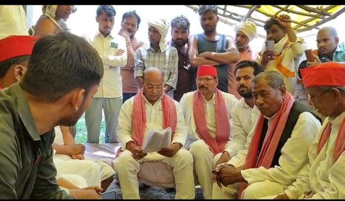पियरी गांव में पूर्व मंत्री ने मृतक के घर जाकर शोक संवेदना व्यक्त की