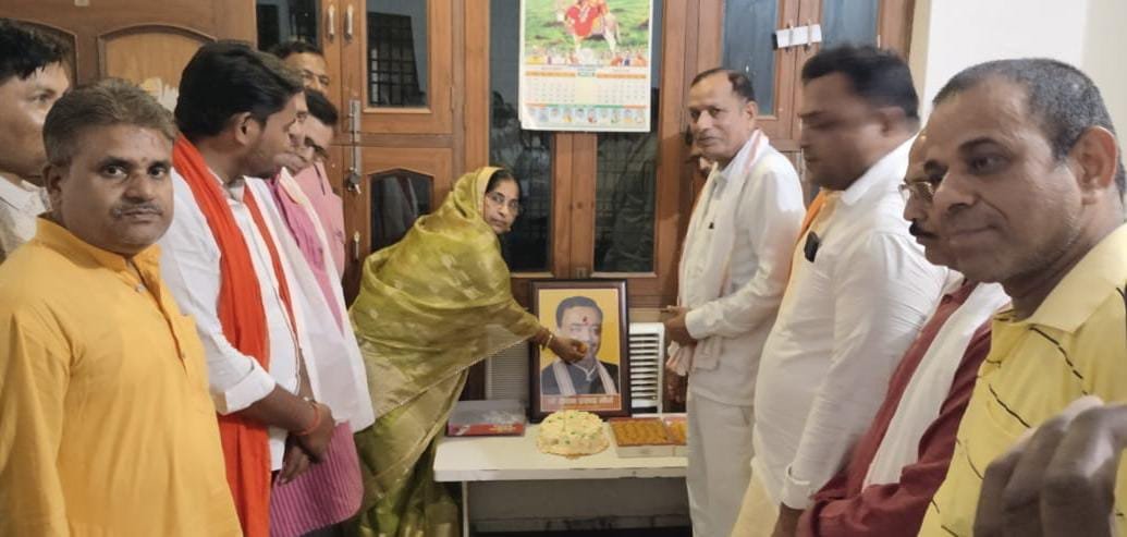 केक काटकर चेयर मैन व,पदाधिकारियों मनाया डिप्टी सीएम का जन्मदिन