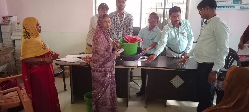सीएचसी कोरांव द्वारा( MMDP) फैलेरिया के कीट वितरित किया गया