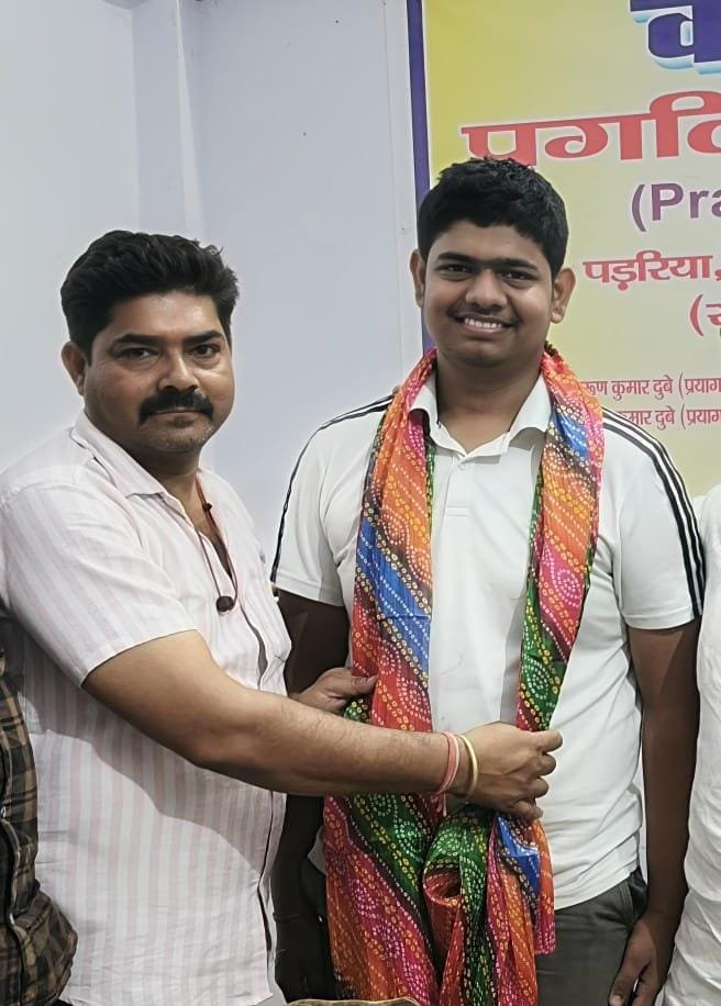 व्योमकेश को बधाई देते पूर्व मण्डल अध्यक्ष कोरांव एडवोकेट पंकज केशरी