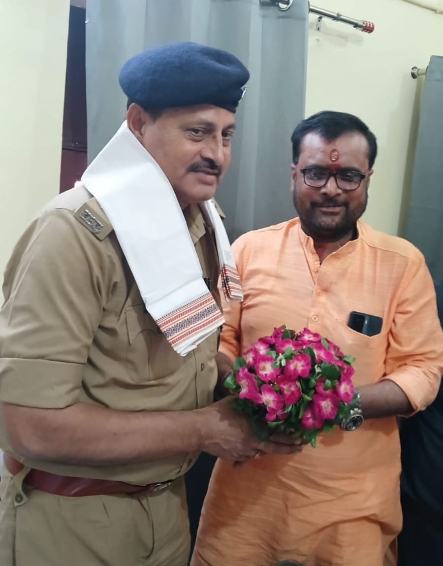 मेजारोड व्यापार मंडल अध्यक्ष ने नए एसीपी को मिलकर दिया बधाई