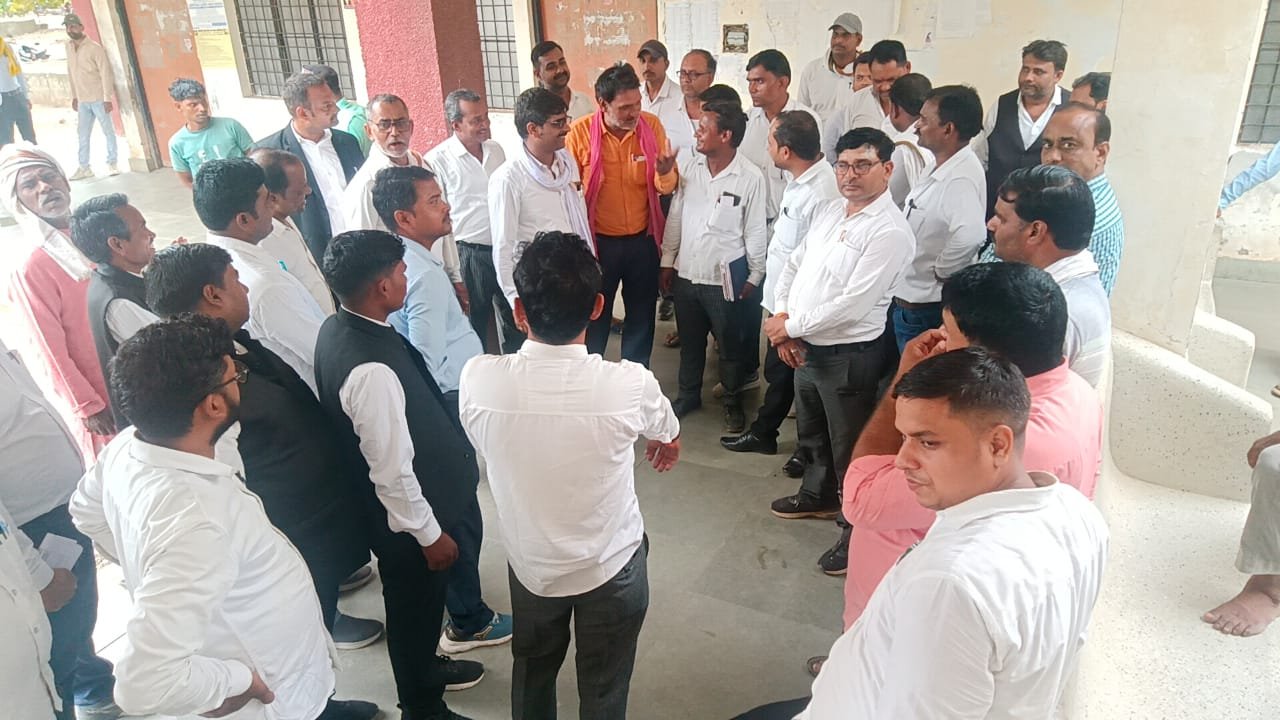 अधिवक्ताओं के आक्रोश का नहीं टूट रहा तिलिस्म, एसडीएम के विरोध मे शुक्रवार को भी हड़ताल पर रहे अधिवक्ता