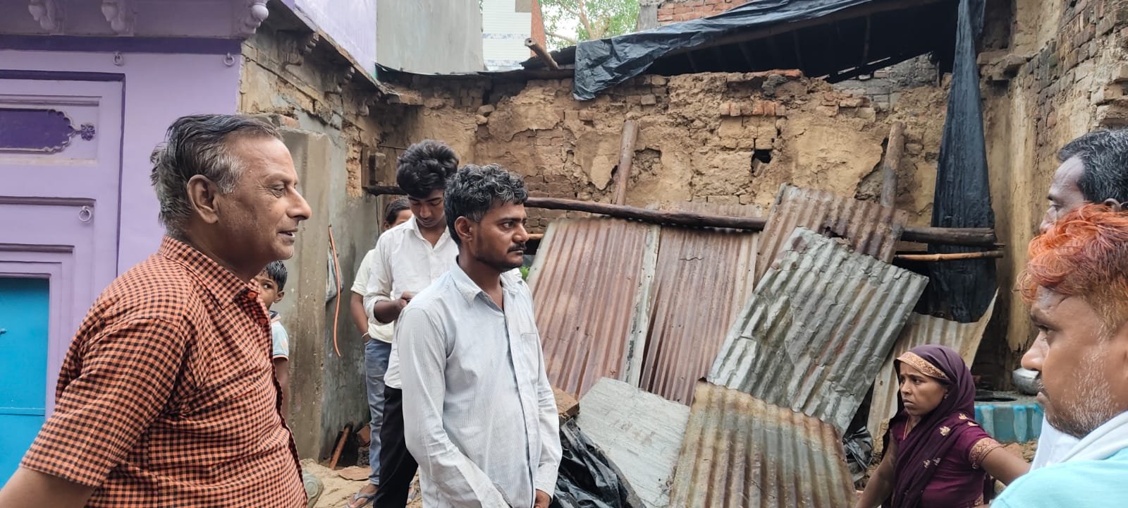 सुधा विश्वकर्मा ने एसडीएम एसीपी से लगाई न्याय की गुहार  दो दिन पूर्व दबंगो ने ट्रस्ट की भूमि बताकर धराशाई कर दिया था मकान