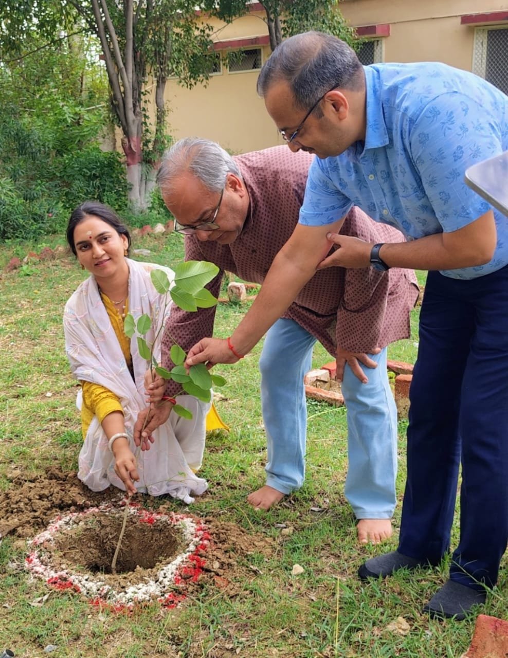 कुलपति ने वाटर वूमेन के साथ की वृक्षारोपण अभियान की शुरुआत
