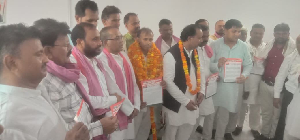 एमएलसी मानसिंह की उपस्थिति में बबलू कुशवाहा ने ग्रहण की सपा की सदस्यता