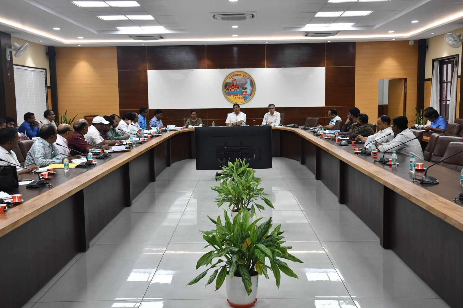 जिलाधिकारी की अध्यक्षता में निर्माण कार्यों की समीक्षा बैठक सम्पन्न
