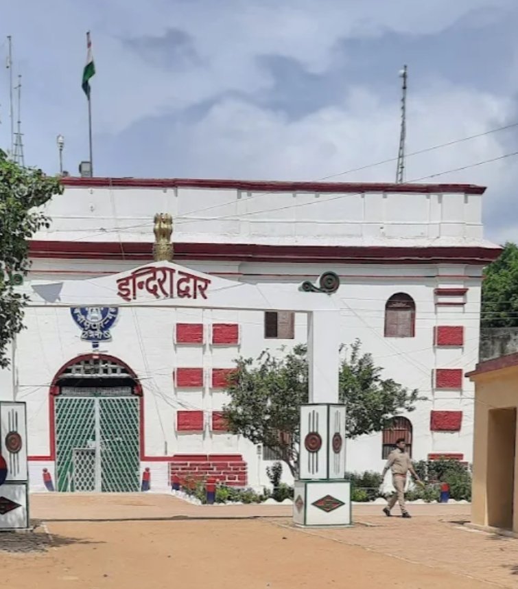 नैनी सेंट्रल जेल में रेड के दौरान अतीक अहमद के दूसरे बेटे अली अहमद के पास से नगदी व अन्य समान बरामद, डीआईजी जेल ने डिप्टी जेलर कांति देवी और वार्डन संजय द्विवेदी को किया सस्पेंड