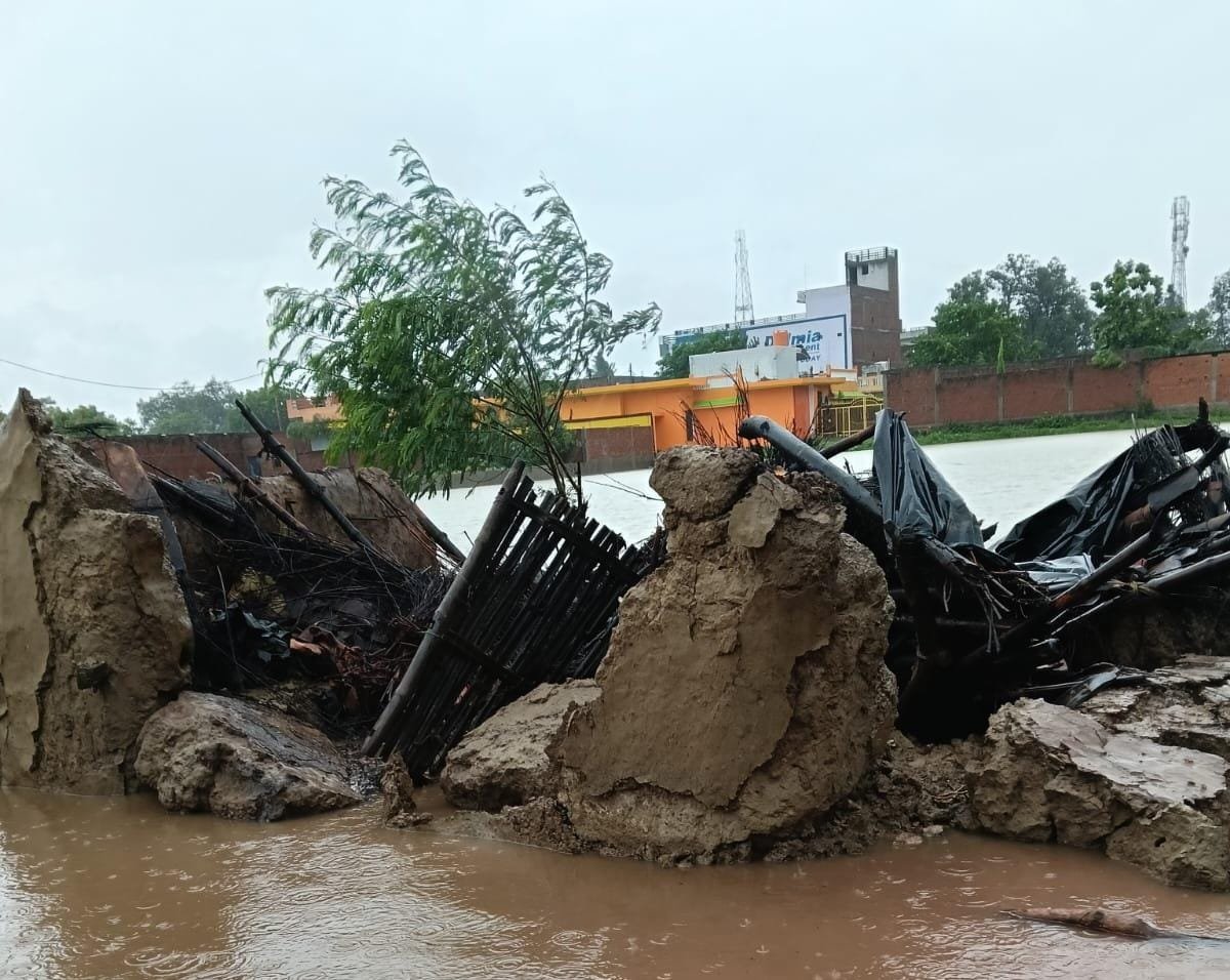 बारिश का कहर कच्चा मकान भरभरा कर गिरा,युवती की दबकर मौत, मचा कोहराम