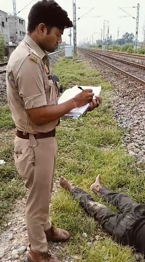 फ़्लाई ओवर रेलवे ट्रैक के पास मिला युवक का शव, हत्या की आंशका 