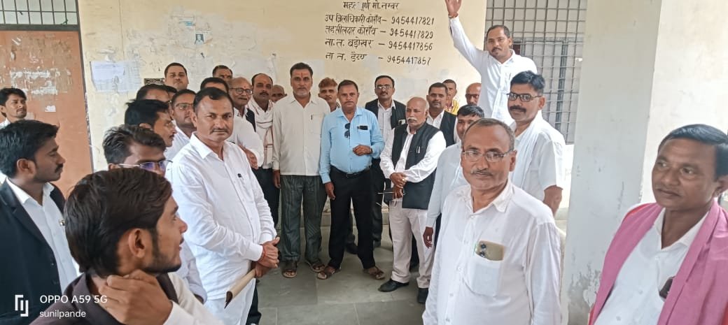 अधिवक्ताओं ने पुलिस विरोधी नारेबाजी के साथ रहे हड़ताल पर 