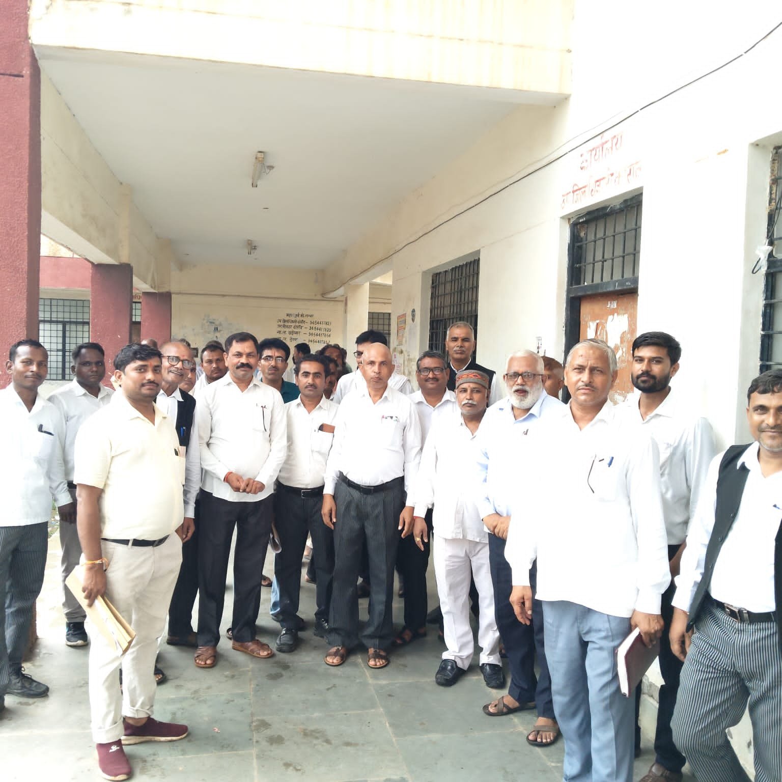 तीसरे दिन भी अधिवक्ता पुलिस विरोधी नारेबाजी के साथ हड़ताल पर