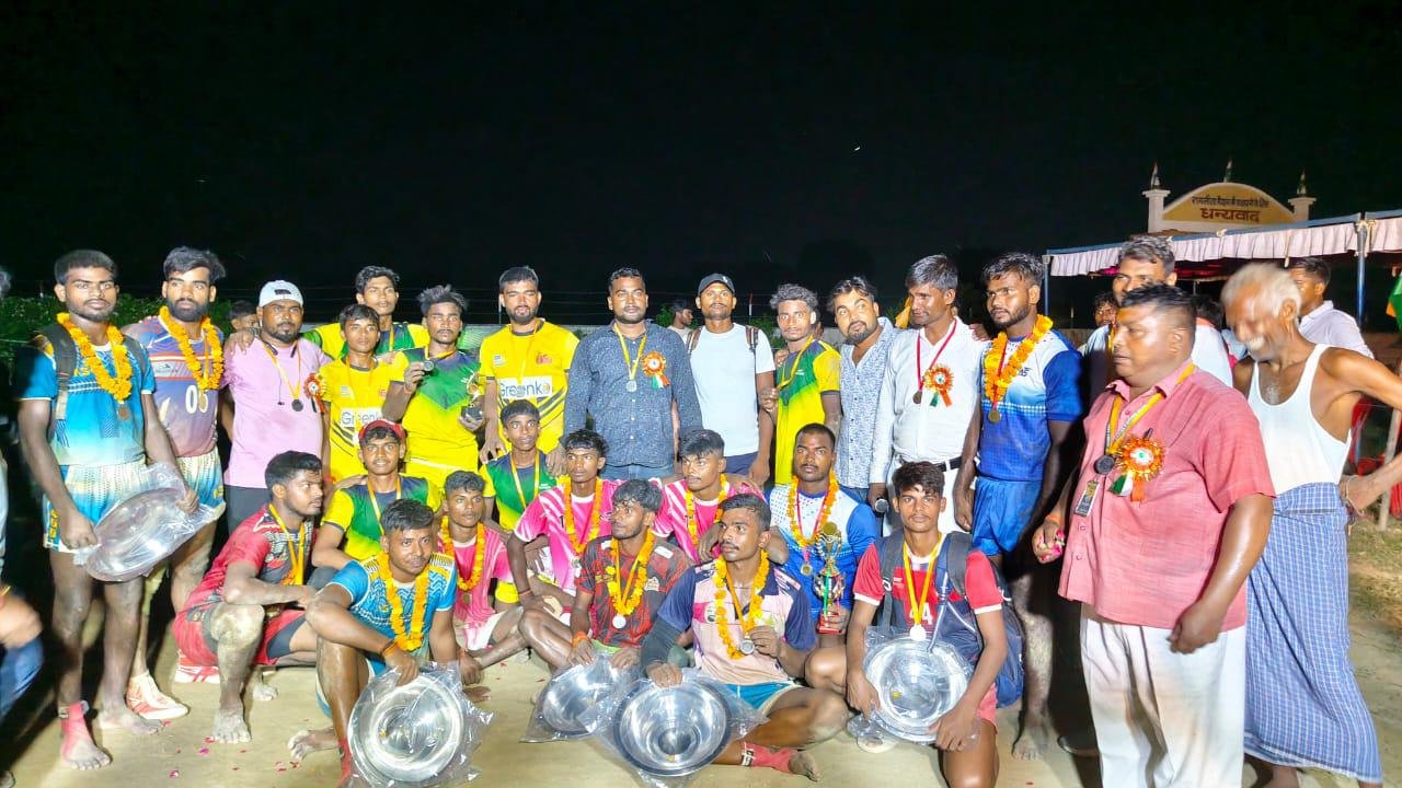 मांडा में बजरंग बली कबड्डी टूर्नामेंट संपन्न, मिर्जापुर की टीम विजेता बनी