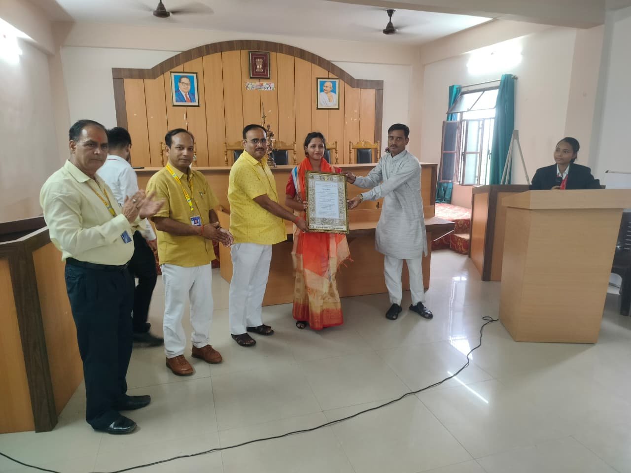 अंशिका द्विवेदी को ‘विश्वविद्यालय कांस्य पदक‘ कुलाधिपति महामहिम माननीया श्रीमती आनन्दी बेन पटेल द्वारा प्रदान कर सम्मानित किया गया