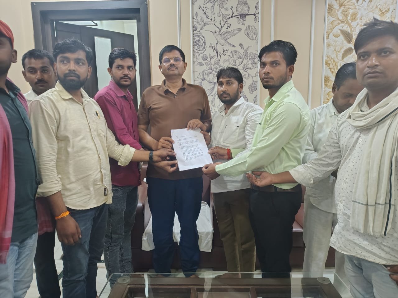 पंचायत सहायकों ने दस सुत्रीय मांगों को लेकर विधायक संदीप पटेल को दिया ज्ञापन