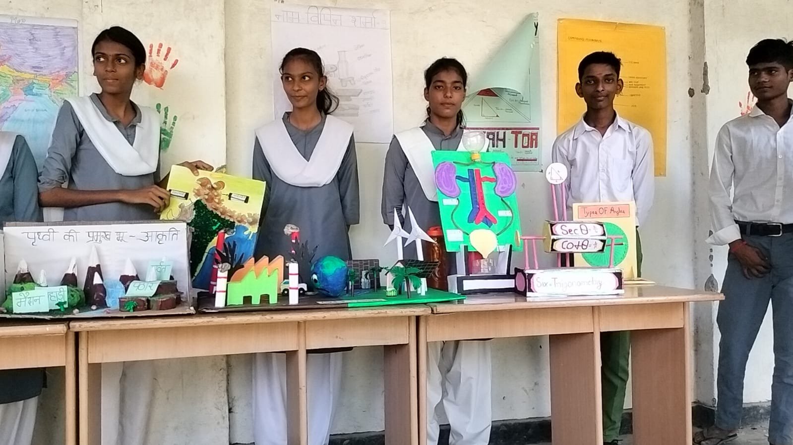 राजकीय विद्यालय दिघिया में टी.एल.एम. प्रदर्शनी का आयोजन, विद्यार्थियों ने दिखाया हुनर