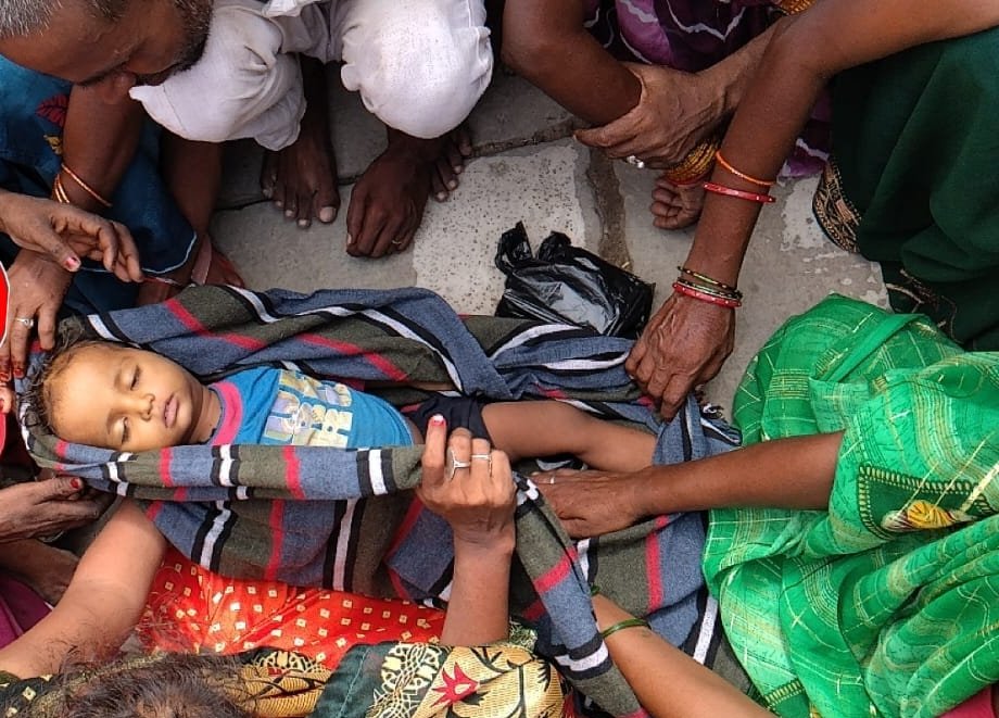 झोलाछाप डॉ द्वारा इंजेक्शन लगाने से बच्चे की मौ, परिजनों ने किया चक्काजाम