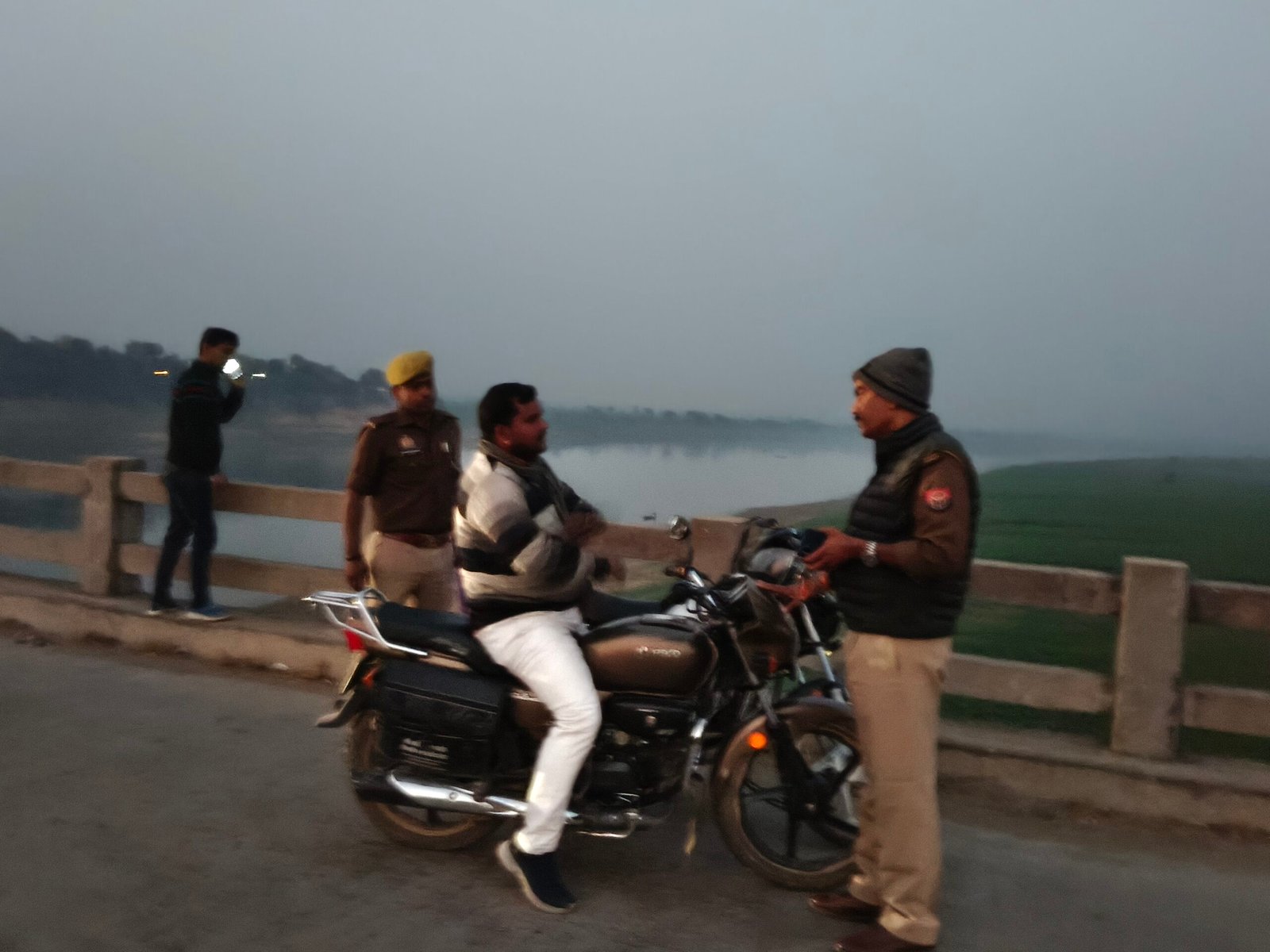 चौकी इंचार्ज अनील पांडेय ने चला चेकिंग अभियान, बिना हेलमेट और लाइसेंस वालों पर कसी नकेल