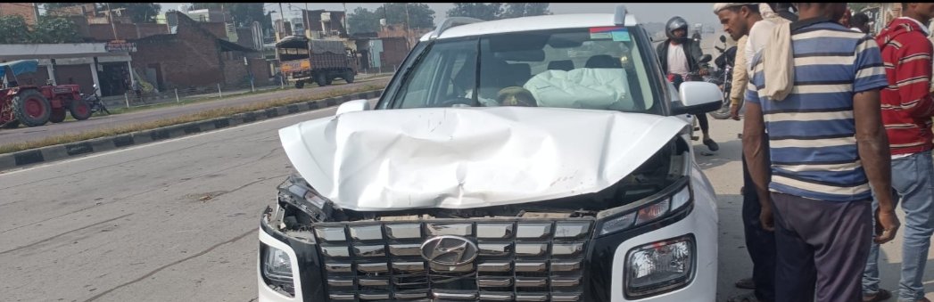  कार ने दो बाइक में मारी जोरदार टक्कर दोनों बाइक सवार घायल, मचा सनसनी 