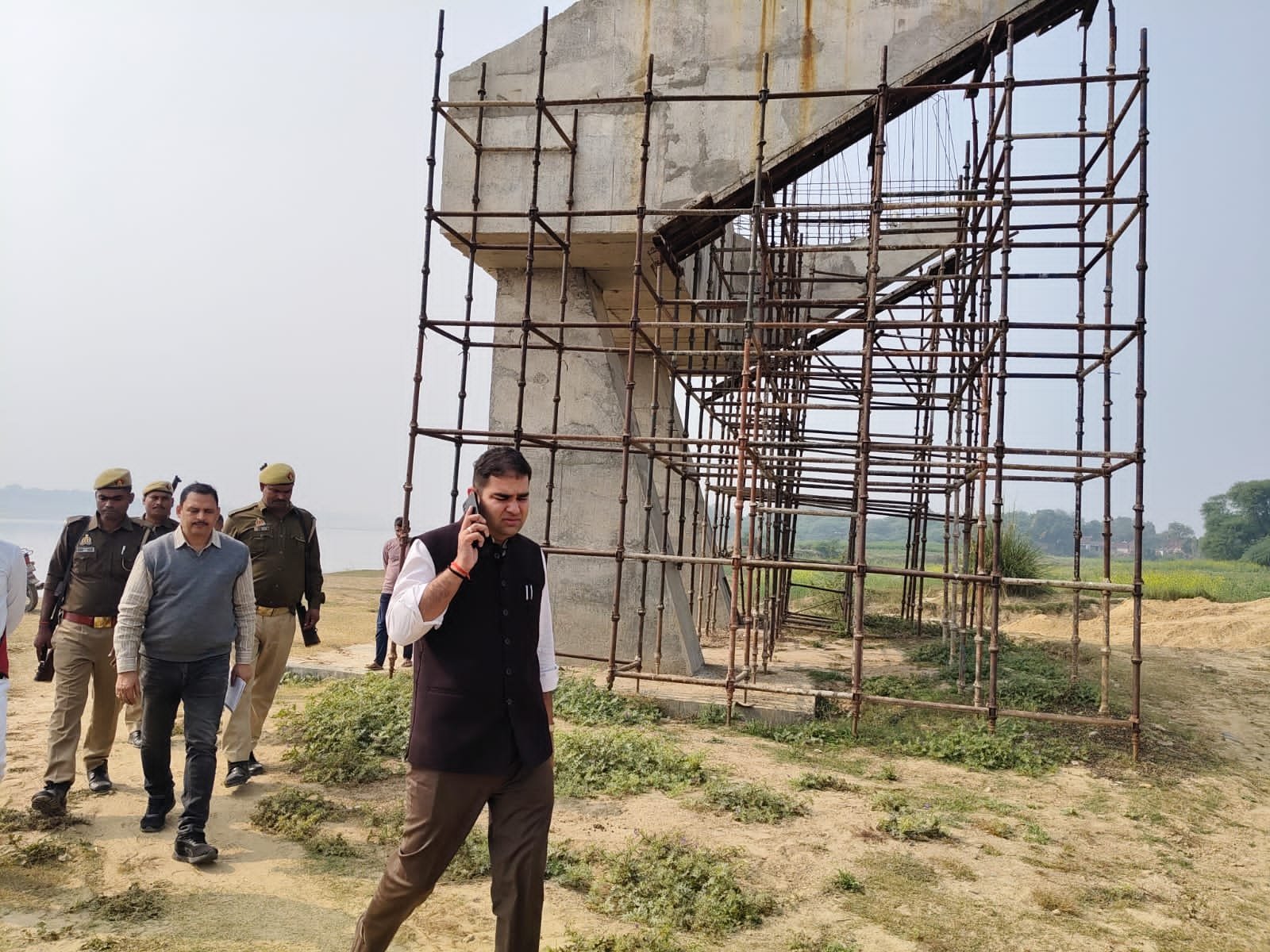 परियोजना प्रबन्धक सेतु निगम से स्पष्टीकरण प्राप्त करने के डीएम ने दिए निर्देश