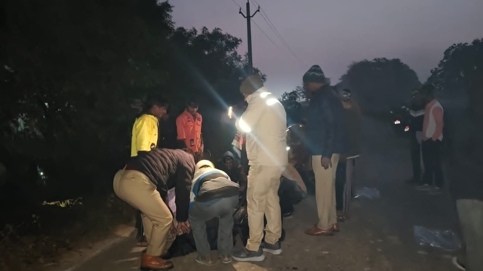  दो मजदूरों को ट्रैक्टर से कुचलने के बाद अनियंत्रित होकर पल्टा दोनों मजदूरों की मौत, मचा कोहराम 