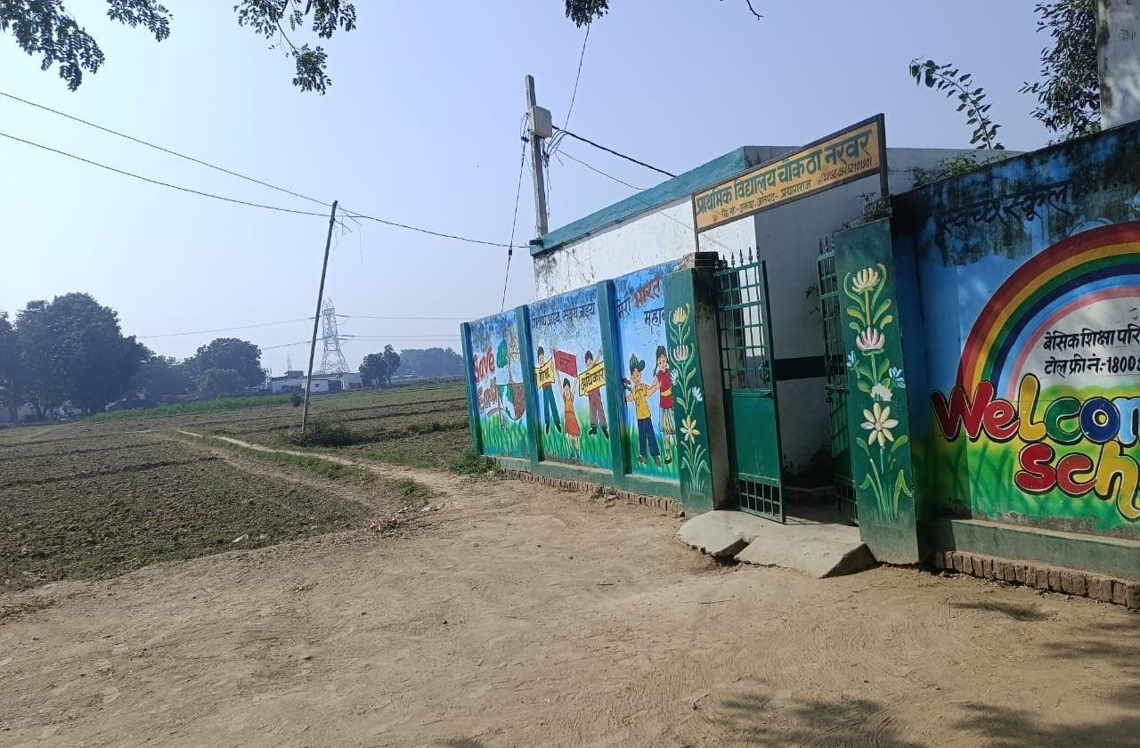 उरुवा क्षेत्र के कई स्कुलों में बच्चों को पहुँचने के लिए नही है कोई सड़क,मेड़ ही आने-जाने का सहारा