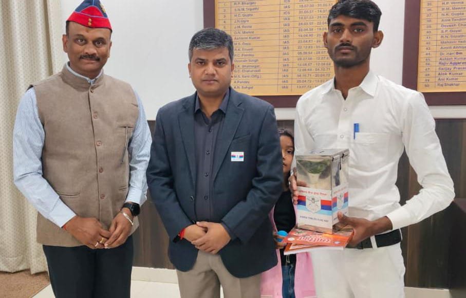 कर्नल अमित भार्गव ने सशस्त्र सेना झण्डा दिवस के अवसर पर जिलाधिकारी को लगाया प्रतीक झण्डा