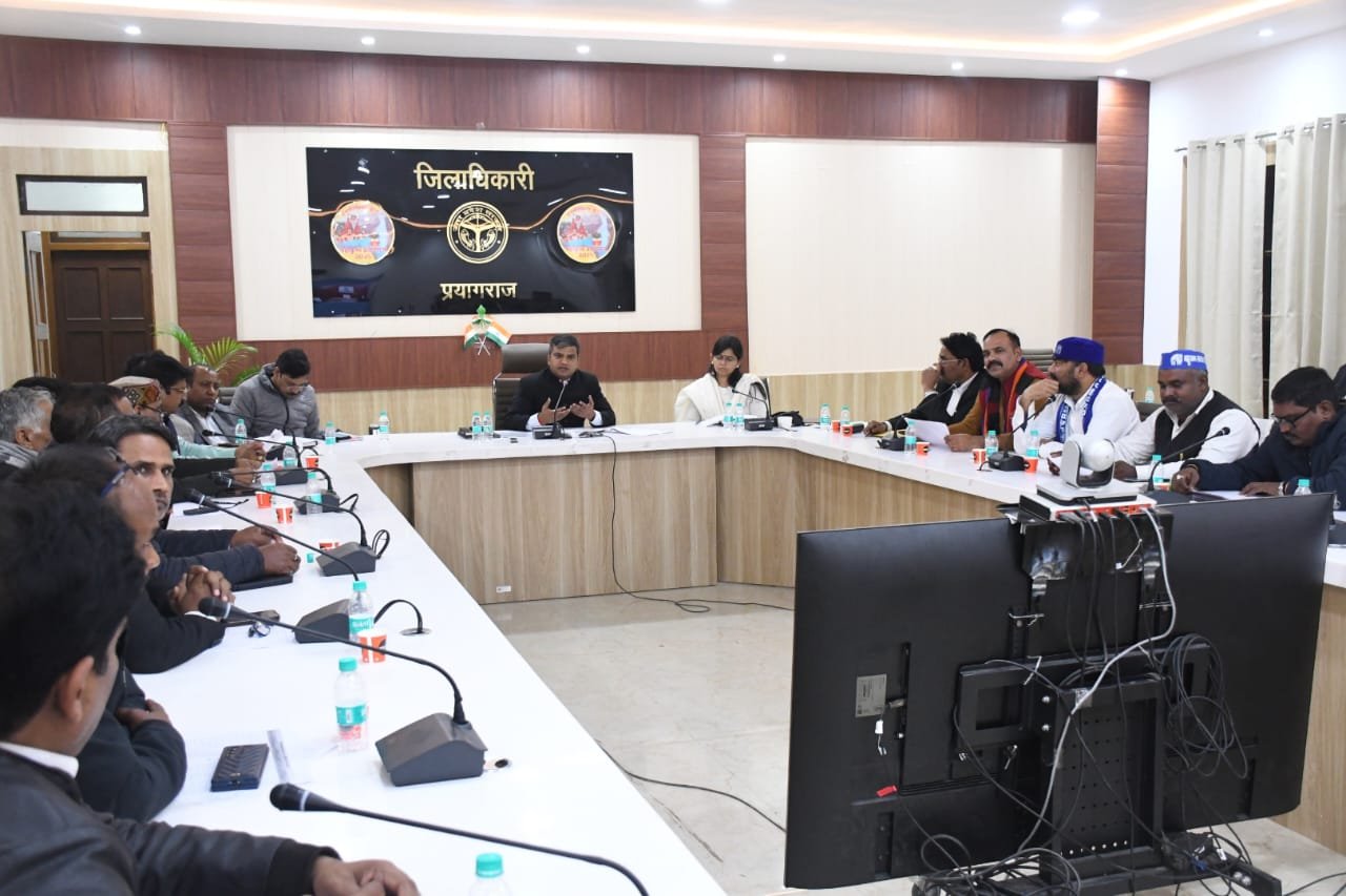 जिलाधिकारी ने विशेष प्रगाढ़ पुनरीक्षण कार्यक्रम के सम्बंध में मान्यता प्राप्त राष्ट्रीय एवं राज्यीय राजनैतिक दलों के प्रतिनिधियों के साथ की बैठक