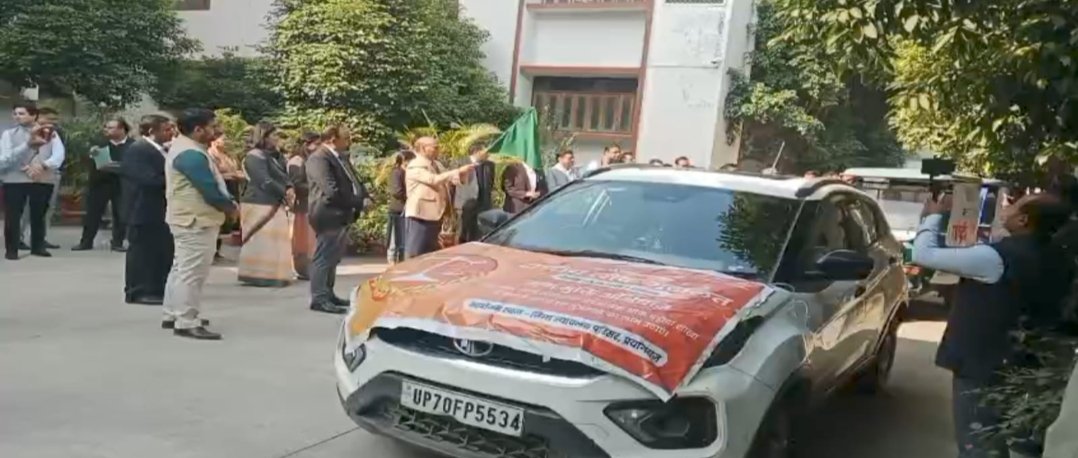  जनपद न्यायाधीश ने 13 दिसंबर को आयोजित होने वाली राष्ट्रीय लोक अदालत की सफलता हेतु प्रचार वाहन को हरी झंडी दिखाकर किया रवाना
