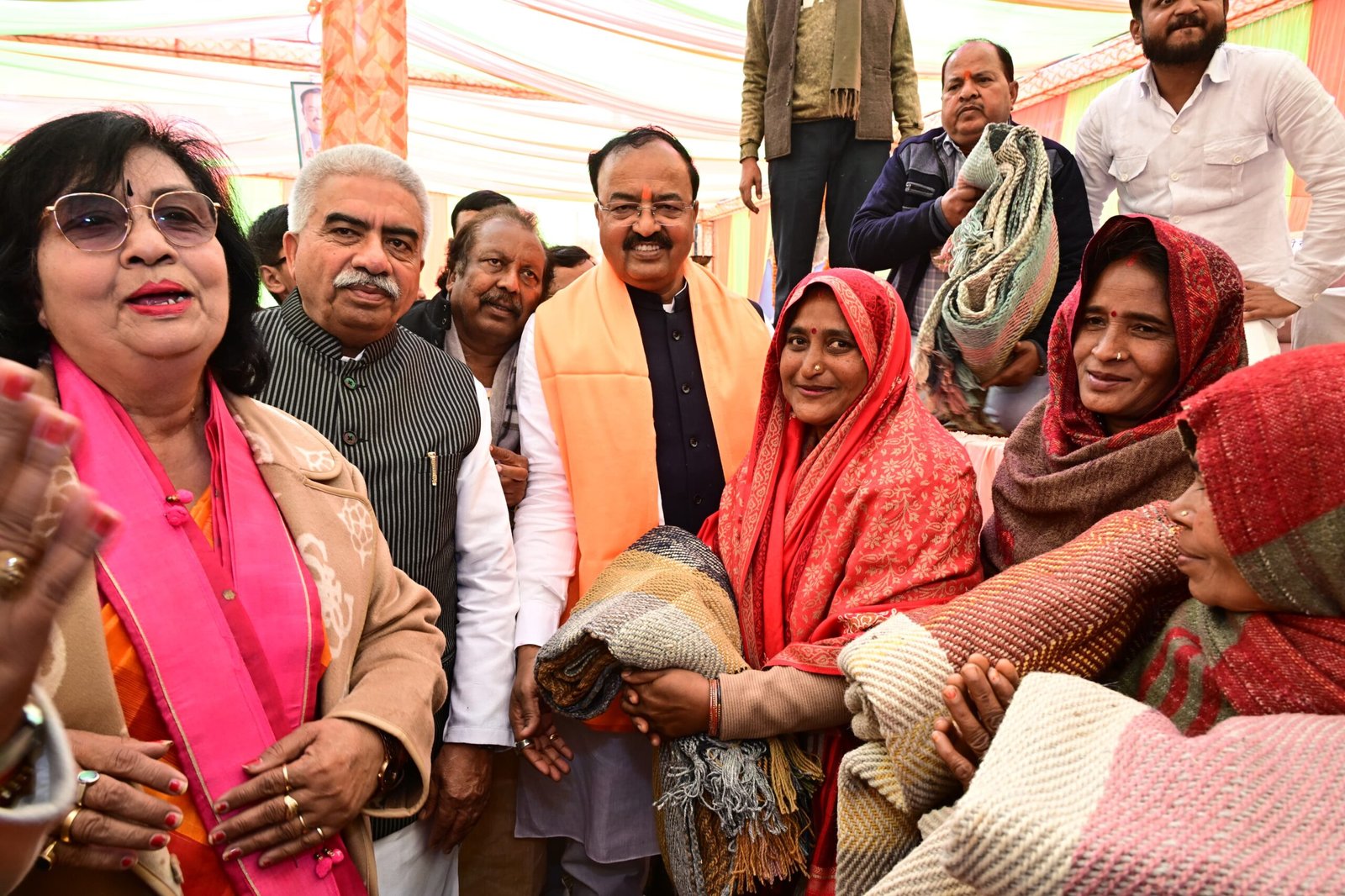 उप मुख्यमंत्री  केशव प्रसाद मौर्य ने बुजुर्गों को वितरित किए कंबल, नववर्ष की दी शुभकामनाएं