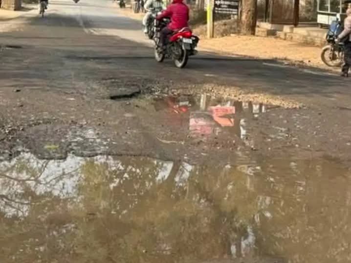 रामनगर में जल निगम पाइपलाइन लीक होने से सड़क पर जल भराव, राहगीरों में आक्रोश