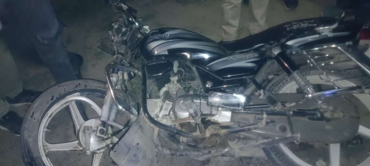 ट्रक की टक्कर से बाइक सवार मेजा, के दो युवकों कि मौके पर मौत