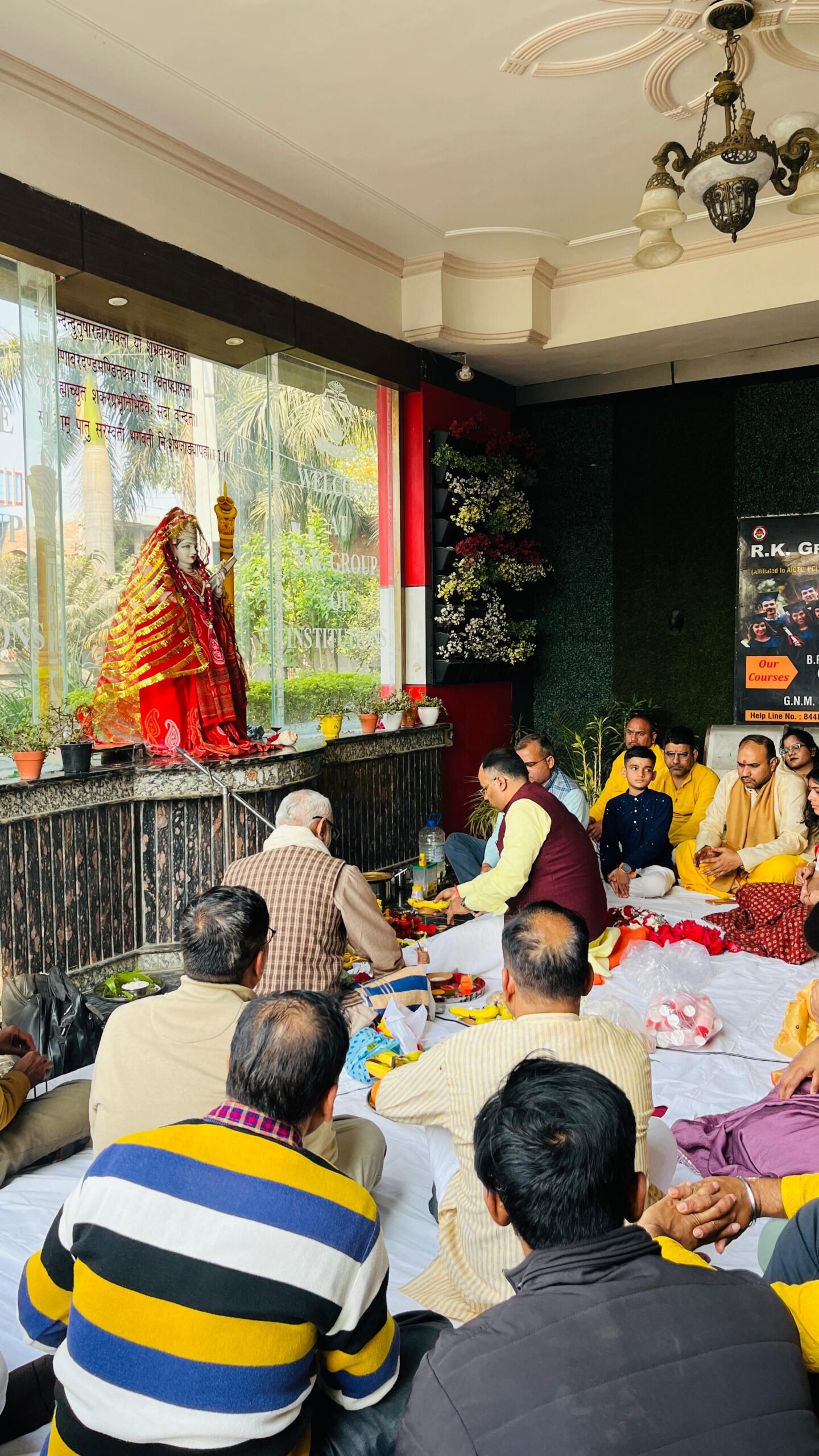 बसंत पंचमी के अवसर पर माँ सरस्वती की पूजा आर के ग्रुप आफ़ इंस्टिट्यूशन्स में विधि विधान से संपन्न