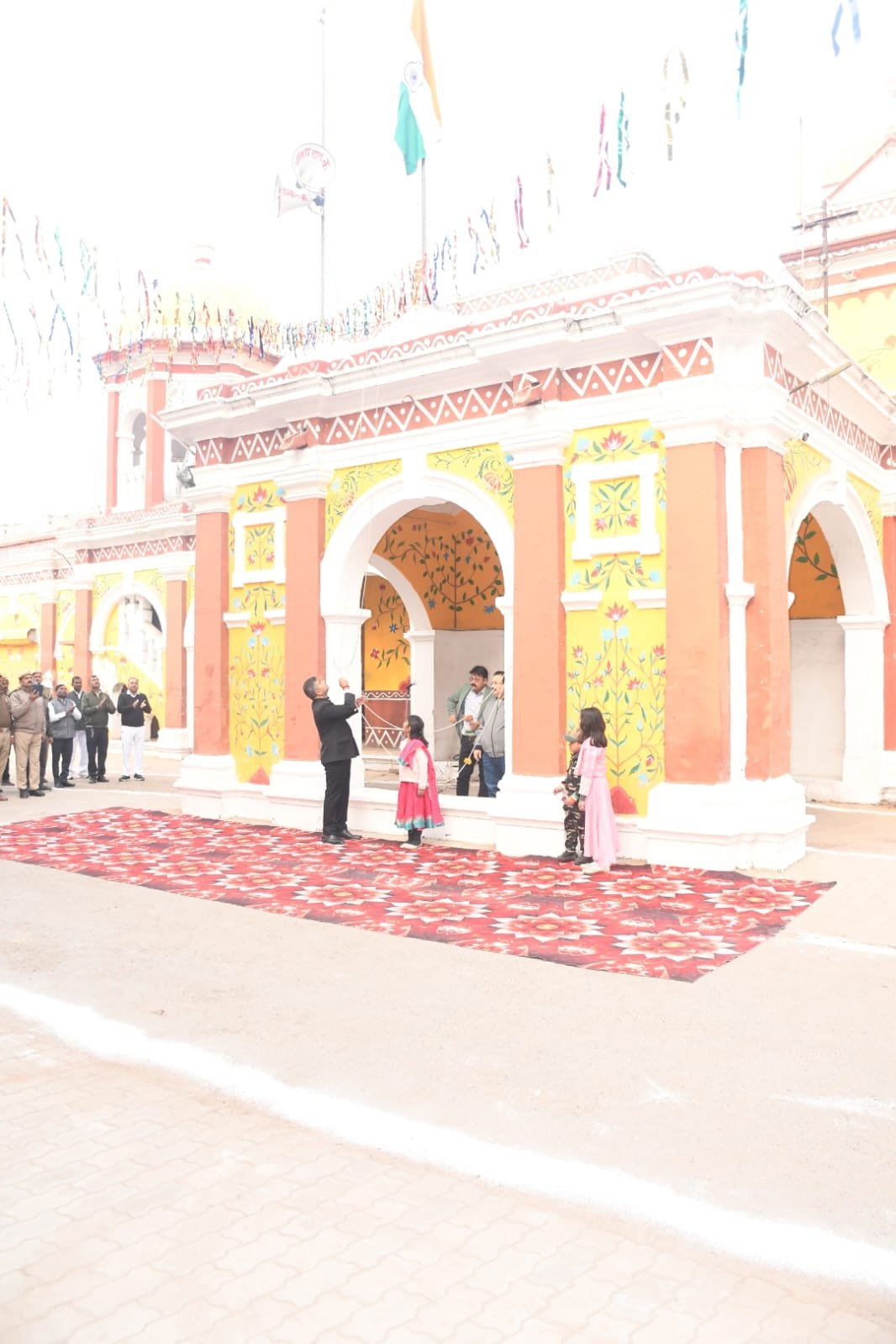 जिलाधिकारी ने गणतंत्र दिवस पर कलेक्टेट में झण्डा फहराया